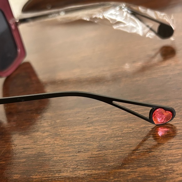 Luv Betsey by Betsey Johnson Black & Pink Cat-Eye Sunglasses Metal Arms NWT - Picture 5 of 8